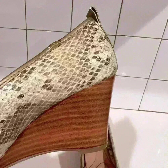 Sofft Brown/ Tan Snake Print Gold Buckle Camira Leather Wedge Peptone Size 6 EUC - Picture 6 of 7